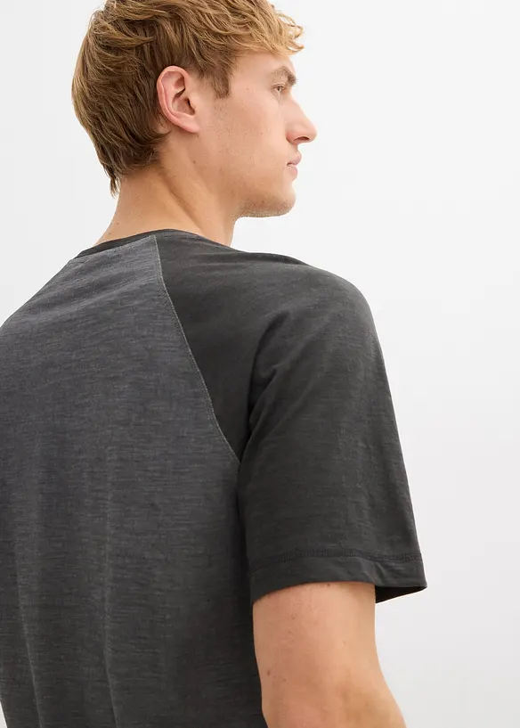 T-shirt med kort knappslå, av ekologisk bomull med tvättade effekter, bonprix