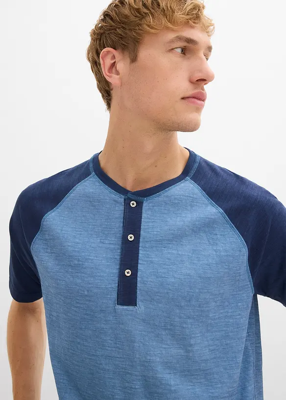 T-shirt med kort knappslå, av ekologisk bomull med tvättade effekter, bonprix