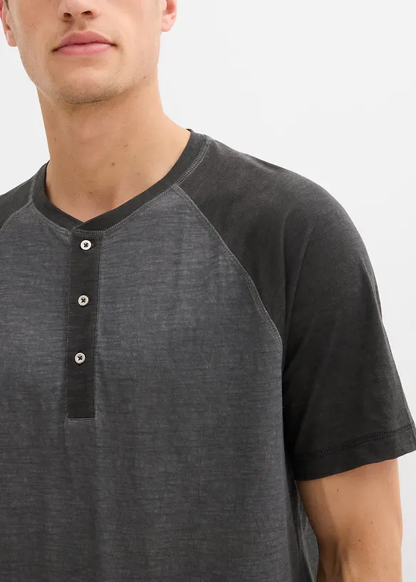 T-shirt med kort knappslå, av ekologisk bomull med tvättade effekter, bonprix