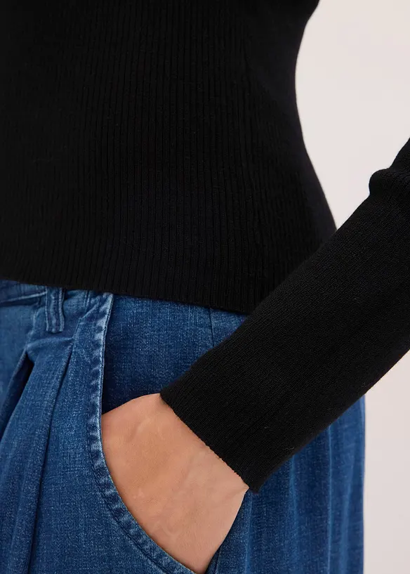 Finstickad tröja med smyckesdetalj, bonprix