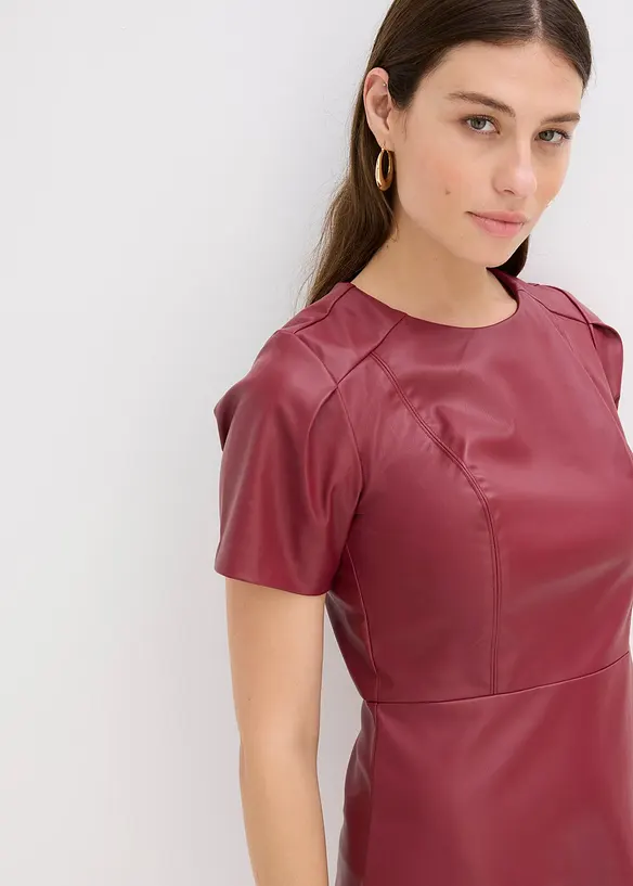 Klänning i skinnimitation, bonprix