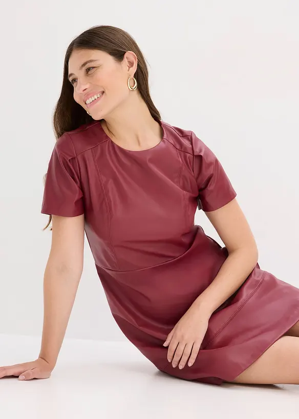 Klänning i skinnimitation, bonprix