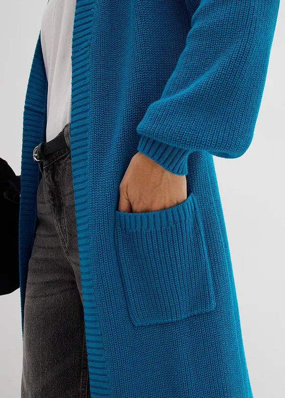 Stickad l&aring;ngkofta med nedhasade axlar, bonprix