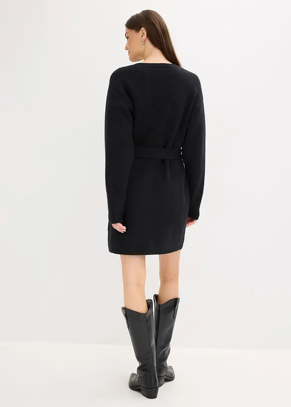 Kort, stickad klänning med mjuk ull och skärp, bonprix