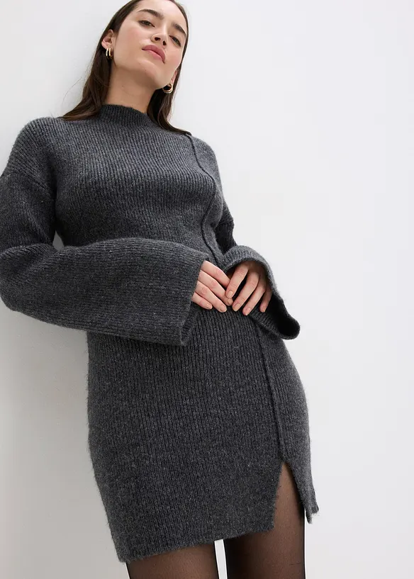 Kort stickad klänning i materialmix, bonprix