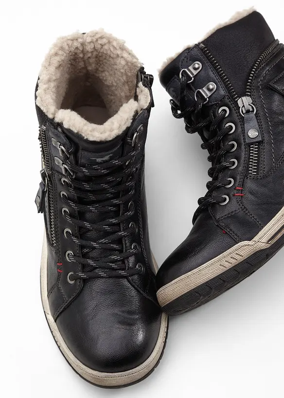 Sneakers med h&ouml;ga skaft fr&aring;n Mustang, Mustang