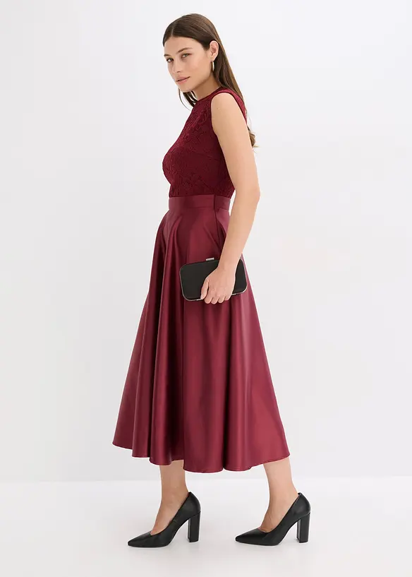 Mellanlång klänning i glansig satin med spets, bonprix