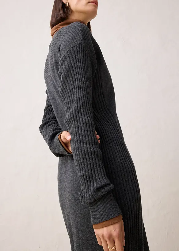 Stickad klänning i merinoull, bonprix