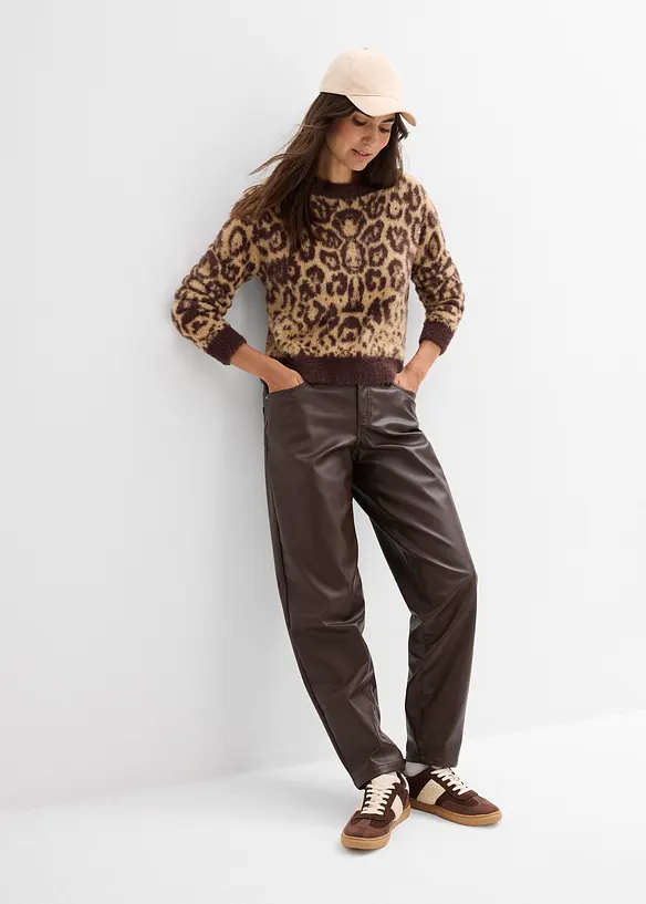 Grovstickad tröja av fluffigt fjädergarn, bonprix