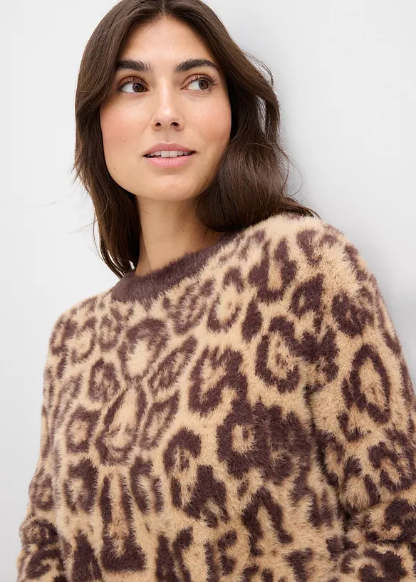 Grovstickad tröja av fluffigt fjädergarn, bonprix