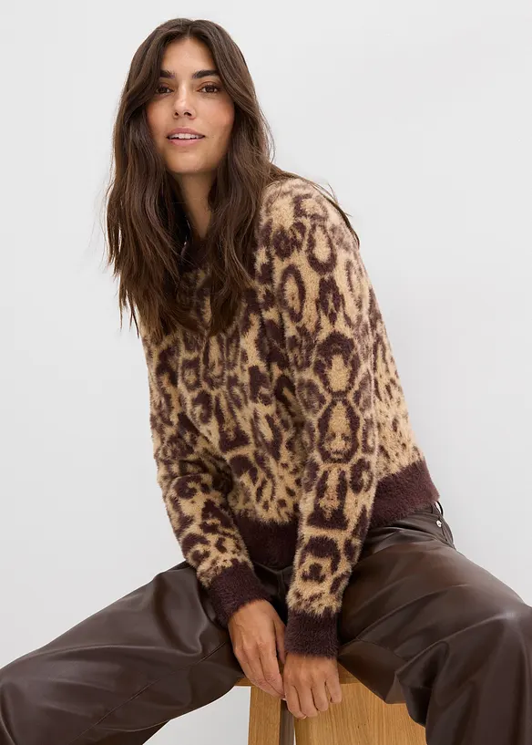 Grovstickad tröja av fluffigt fjädergarn, bonprix