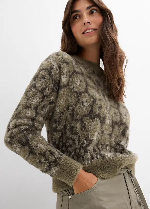 Grovstickad tröja av fluffigt fjädergarn, bonprix