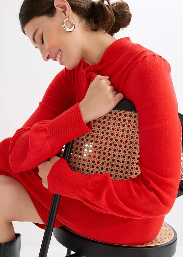 Stickad klänning i mjuk viskosmix, bonprix