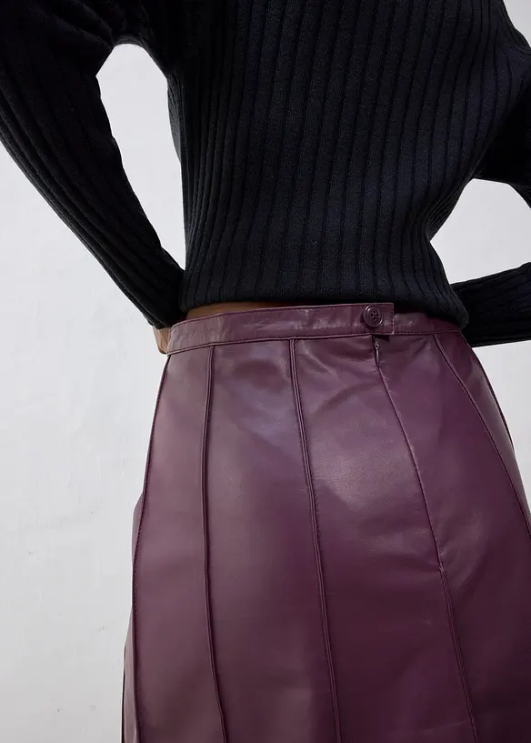 Skinnkjol i utställd modell, av lammnappa, bonprix