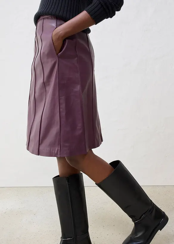 Skinnkjol i utställd modell, av lammnappa, bonprix