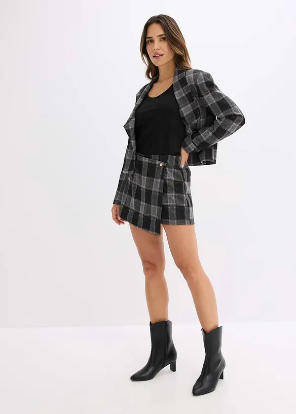 Korta kjolshorts med dekorknapp, bonprix