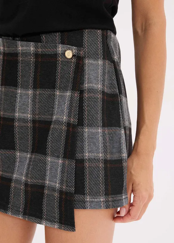 Korta kjolshorts med dekorknapp, bonprix