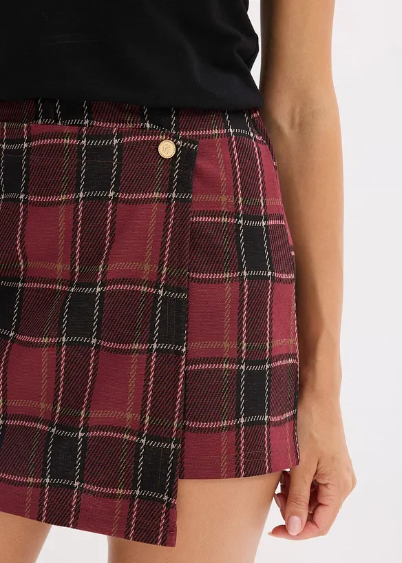 Korta kjolshorts med dekorknapp, bonprix