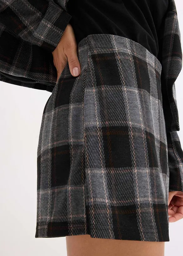 Korta kjolshorts med dekorknapp, bonprix