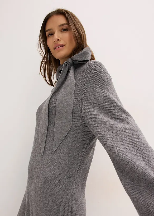 Stickad klänning med knytband i mjuk viskosmix, bonprix