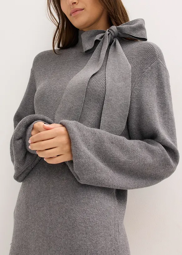 Stickad klänning med knytband i mjuk viskosmix, bonprix