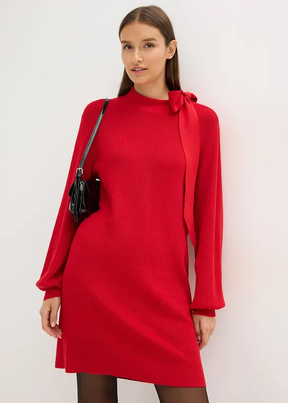 Stickad klänning med knytband i mjuk viskosmix, bonprix