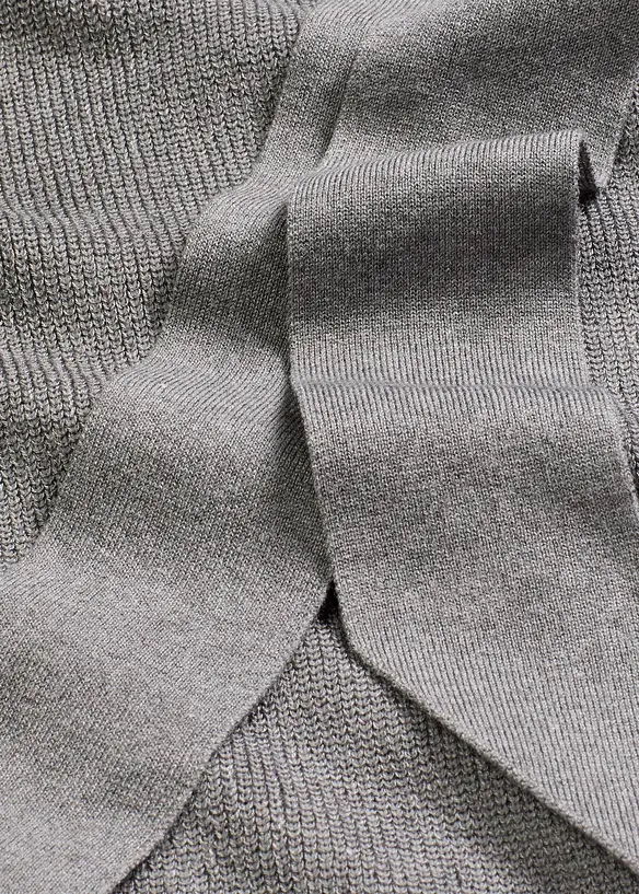 Stickad klänning med knytband i mjuk viskosmix, bonprix