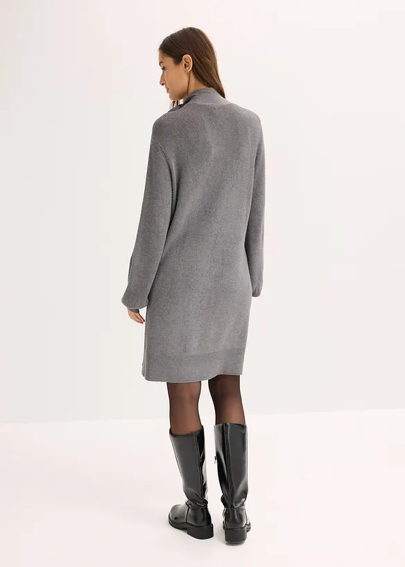 Stickad klänning med knytband i mjuk viskosmix, bonprix