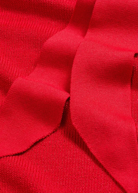 Stickad klänning med knytband i mjuk viskosmix, bonprix