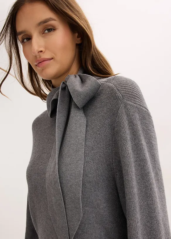 Stickad klänning med knytband i mjuk viskosmix, bonprix