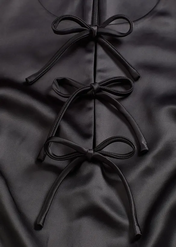 Miniklänning i glansig satin, bonprix