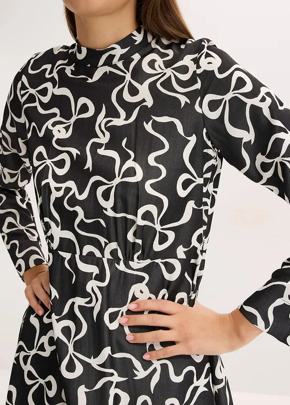 Mellanlång klänning i böljande viskosmix, bonprix