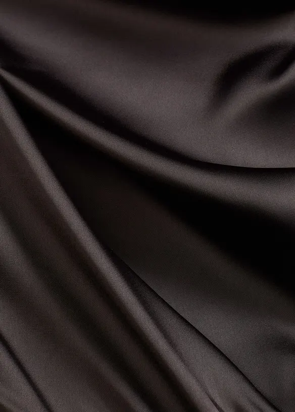 Mellanlång klänning i glansig satin, bonprix