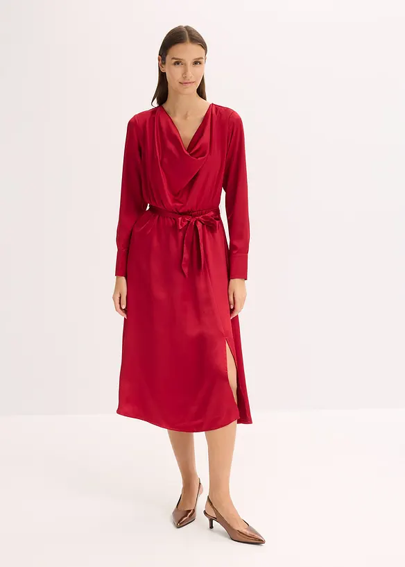 Mellanlång klänning i glansig satin, bonprix