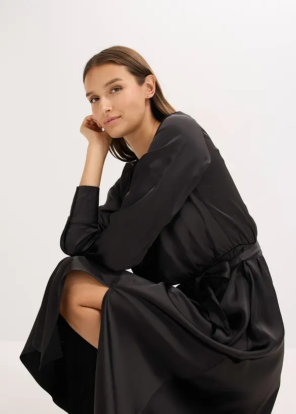 Mellanlång klänning i glansig satin, bonprix