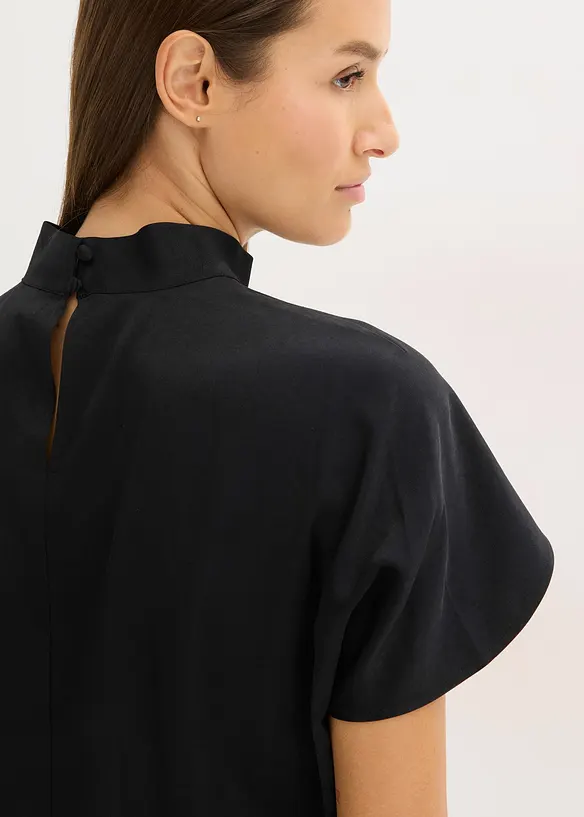 Elegant blus av glansig satin med korta &auml;rmar, bonprix