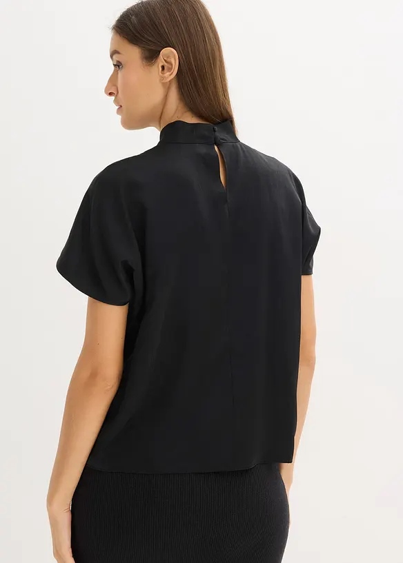 Elegant blus av glansig satin med korta &auml;rmar, bonprix