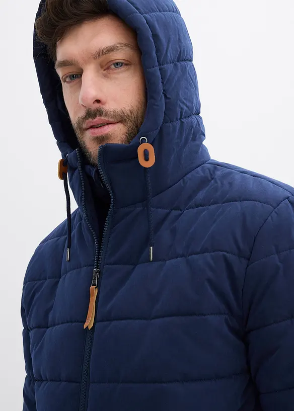 Vadderad täckkappa med huva och detaljer i skinnimitation, bonprix