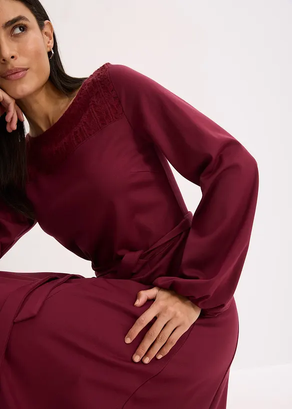 Klänning i stabilt material med spets, bonprix