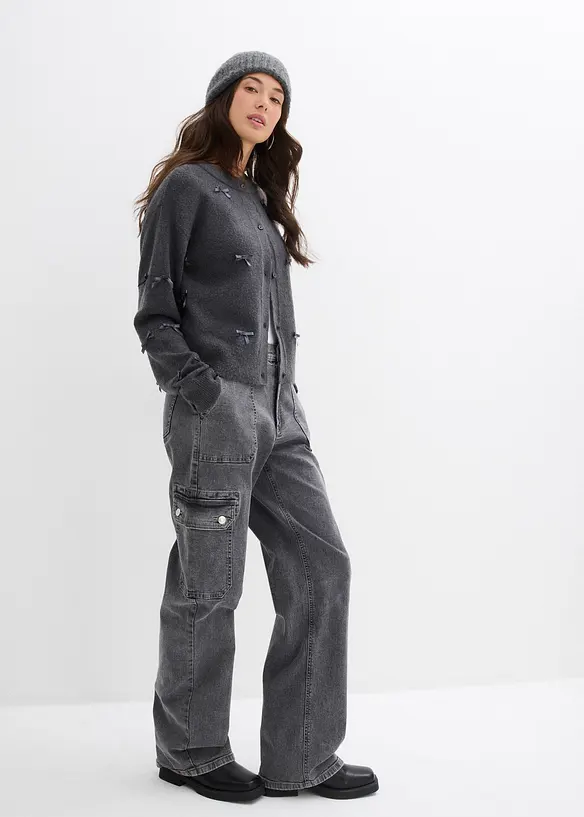 Finstickad cardigan med rosetter, bonprix