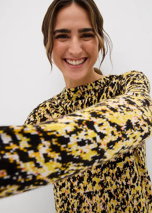 Stickad topp i figurnära modell, bonprix