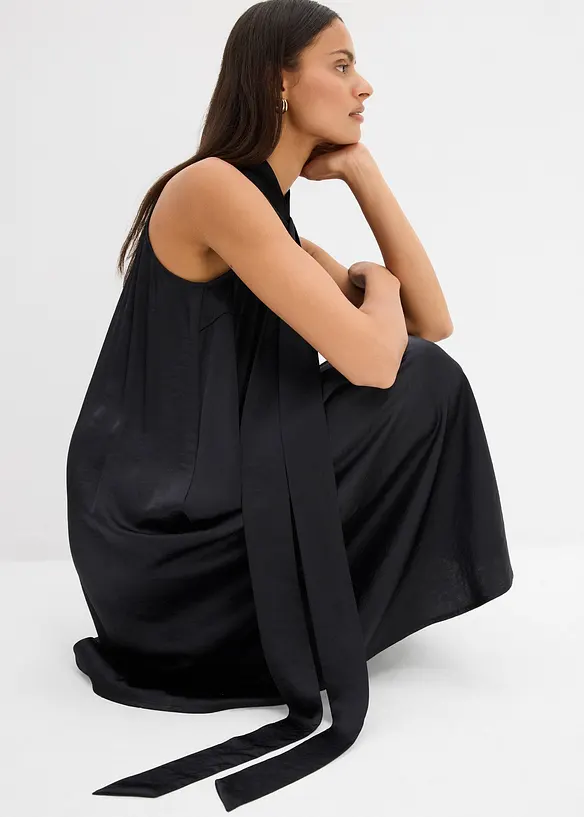 Mellanlång satinklänning av viskosmix, bonprix