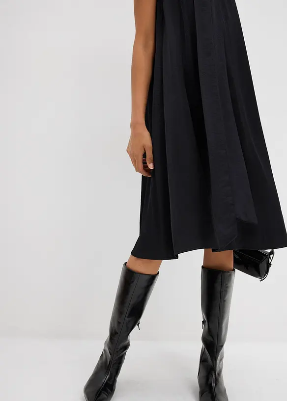 Mellanlång satinklänning av viskosmix, bonprix