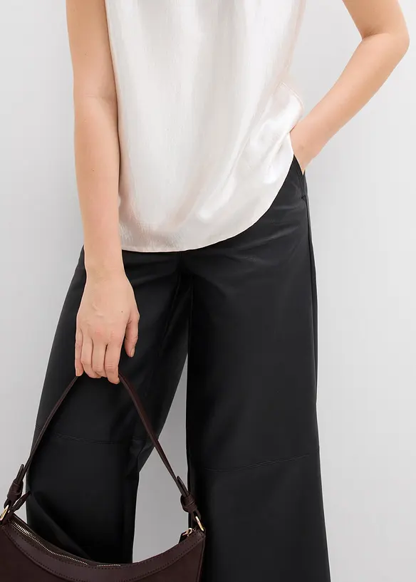 Blustopp i satin med hög krage, bonprix