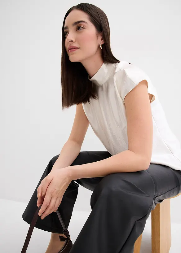 Blustopp i satin med hög krage, bonprix