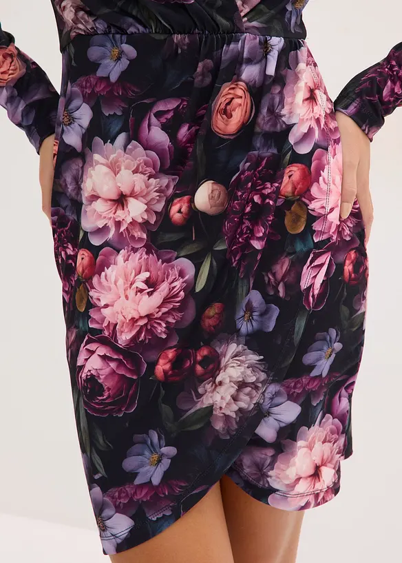 Insvängd miniklänning med djup halsringning, bonprix