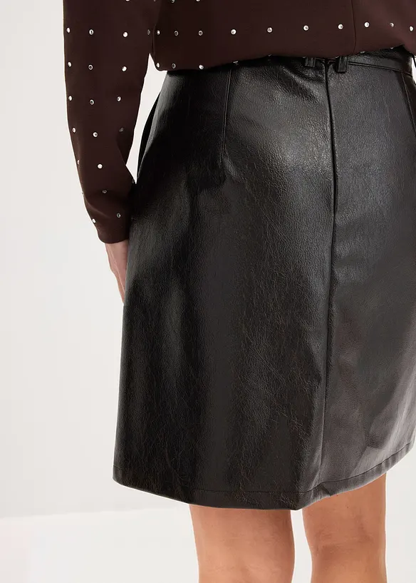 Kjol i lackskinnimitation med veck, bonprix