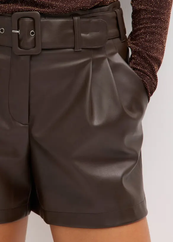 Shorts i skinnimitation, med skärp, bonprix