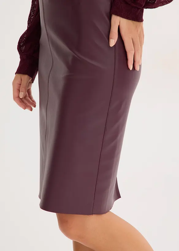 Knälång och figurnära kjol i skinnimitation, bonprix