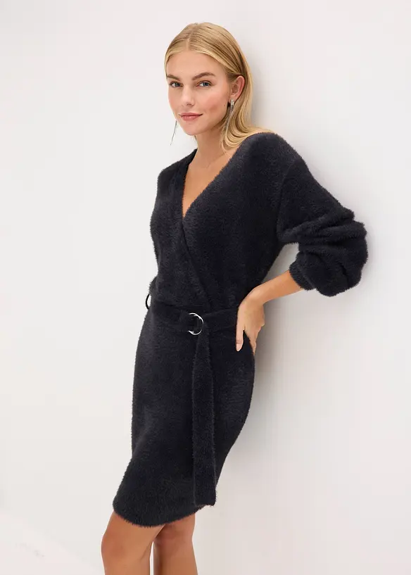 Stickad klänning med spänne i figurnära modell, bonprix